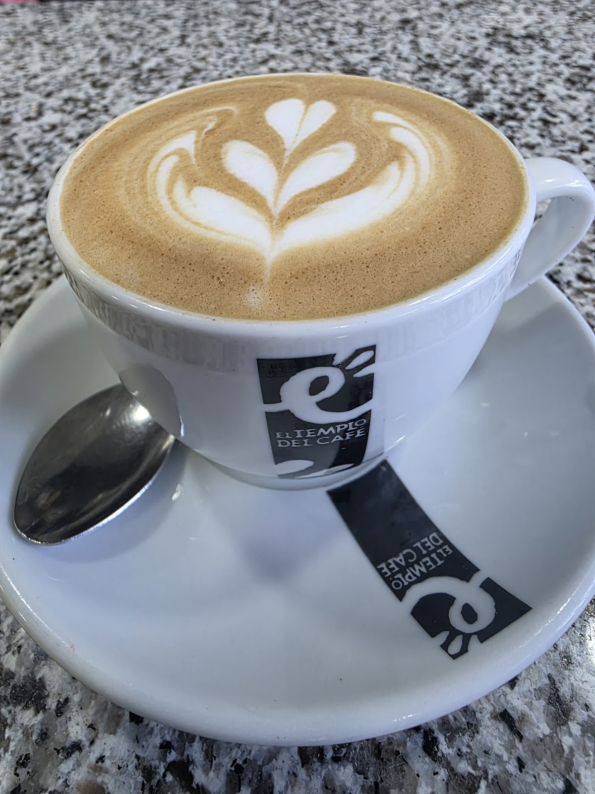 Taza de café con un delicado arte latte en la superficie