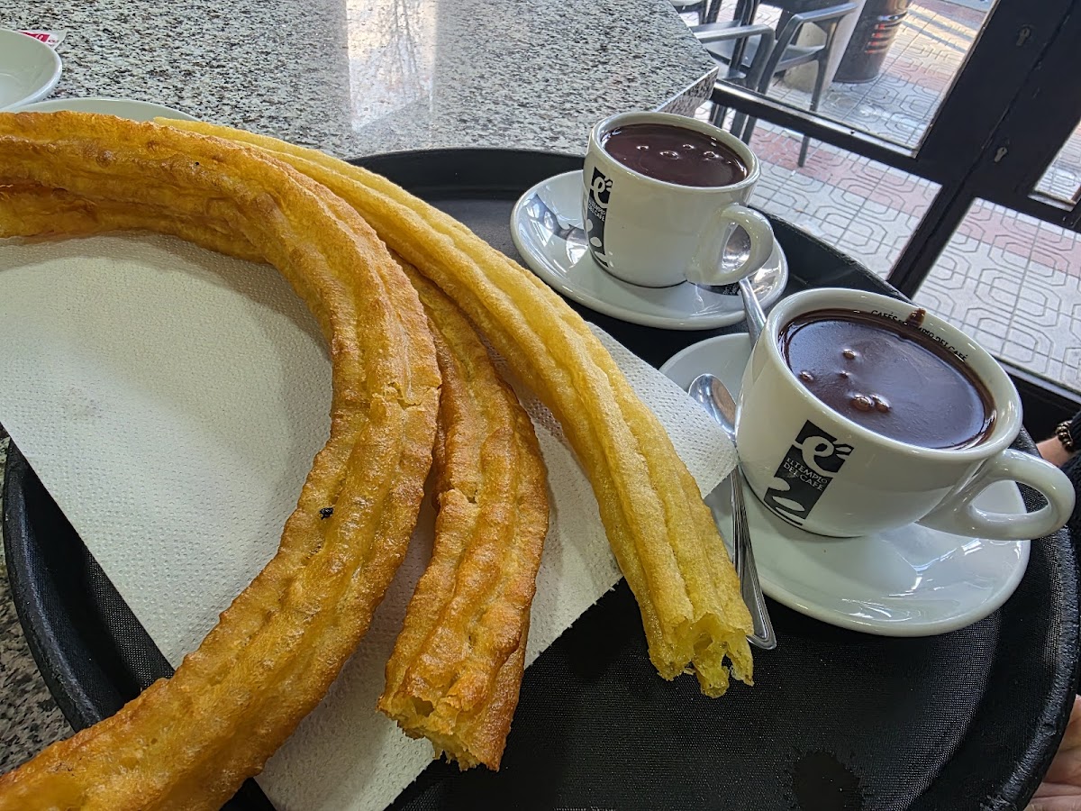 Churros artesanales recién hechos servidos con chocolate caliente espeso